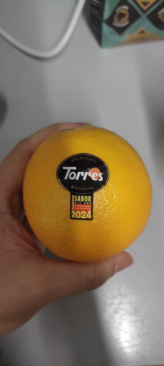 mvcj09's tweet photo. En mi update de frutas en Europa, ( a mi si me importa 🤭). Estas naranjas si le hacen honor a su premio y precio. Estan muy riquitaas. Pero si extraño 10 x $1 😅 https://t.co/0JB1Gg7HY7