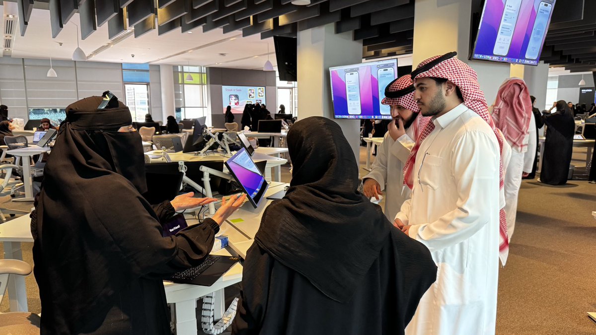 AlfaisalESA's tweet photo. ESA has had a delightful and informative visit to @ADA_TWQ where innovation and creativity are shaping future tech leaders.🌟

Many thanks to the Apple Academy’s team for the warm welcome and insightful experience! 🙏 https://t.co/8ZZRIwkIfA