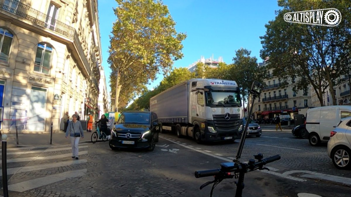 Ce matin, j'était sur place pour comprendre la situation, et ce que j'ai vu dépasse tout ce que j'avais imaginé. Personne ne respecte cet aménagement. Il faut de véritables séparateurs physiques et des protections efficaces pour limiter ce comportement à l'origine d'altercations.