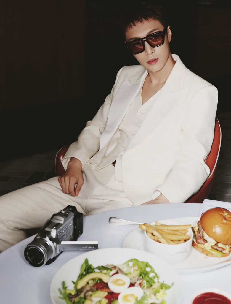Recording <a href="/layzhang/">Lay Zhang</a> in white and start a beautiful encounter in the fall.
#LAY #LAYZHANG