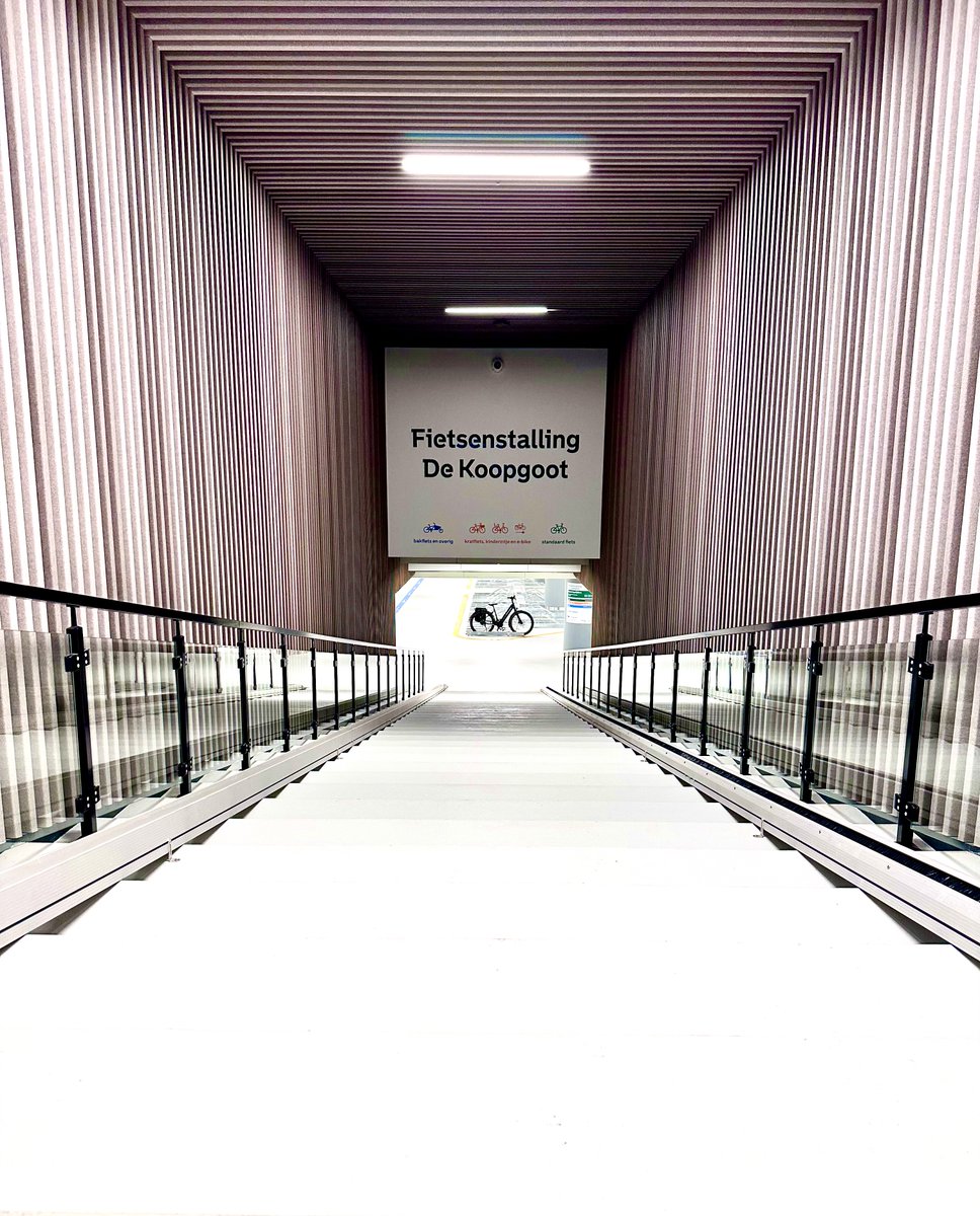 rotterdam's tweet image. In de nieuwe fietsenstalling De Koopgoot kun je je fiets gratis en droog stallen. Er is plek voor 900 fietsen. De stalling is hiermee de op twee na grootste van de stad. 

rotterdam.nl/plek-voor-900-…