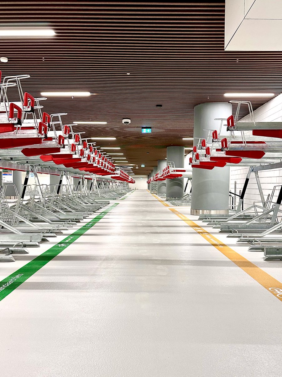 rotterdam's tweet image. In de nieuwe fietsenstalling De Koopgoot kun je je fiets gratis en droog stallen. Er is plek voor 900 fietsen. De stalling is hiermee de op twee na grootste van de stad. 

rotterdam.nl/plek-voor-900-…