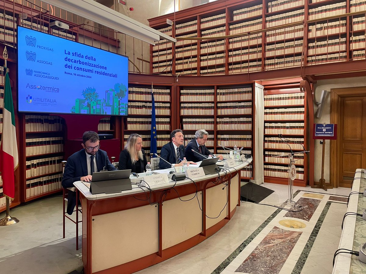 proxigas's tweet photo. "Oltre il 70% delle #case è stato costruito prima del 1990. C'è un problema di spazi: il 60% degli appartamenti non ha spazi sufficienti per l'installazione di #pompe di #calore. Il sistema di #riscaldamento prevalente è a #metano", Verdilio (BIP Consulting).

#16ottobre #green https://t.co/HG1KRXwWWH
