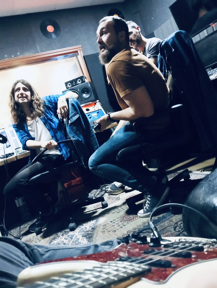DiversosBand's tweet photo. RECETA PARA UN BUEN EP
Minutos de arreglos y dinámicas.
Horas de trabajo en el local.
Días de inspiración creando letras y melodías.
Semanas de riffs de guitarra.
Meses en búsqueda de sonido
Casi un año de estudio/local acompañados por David Lozano, Enrique Mompó y Carlos Gómez. https://t.co/zENpYjfg4I