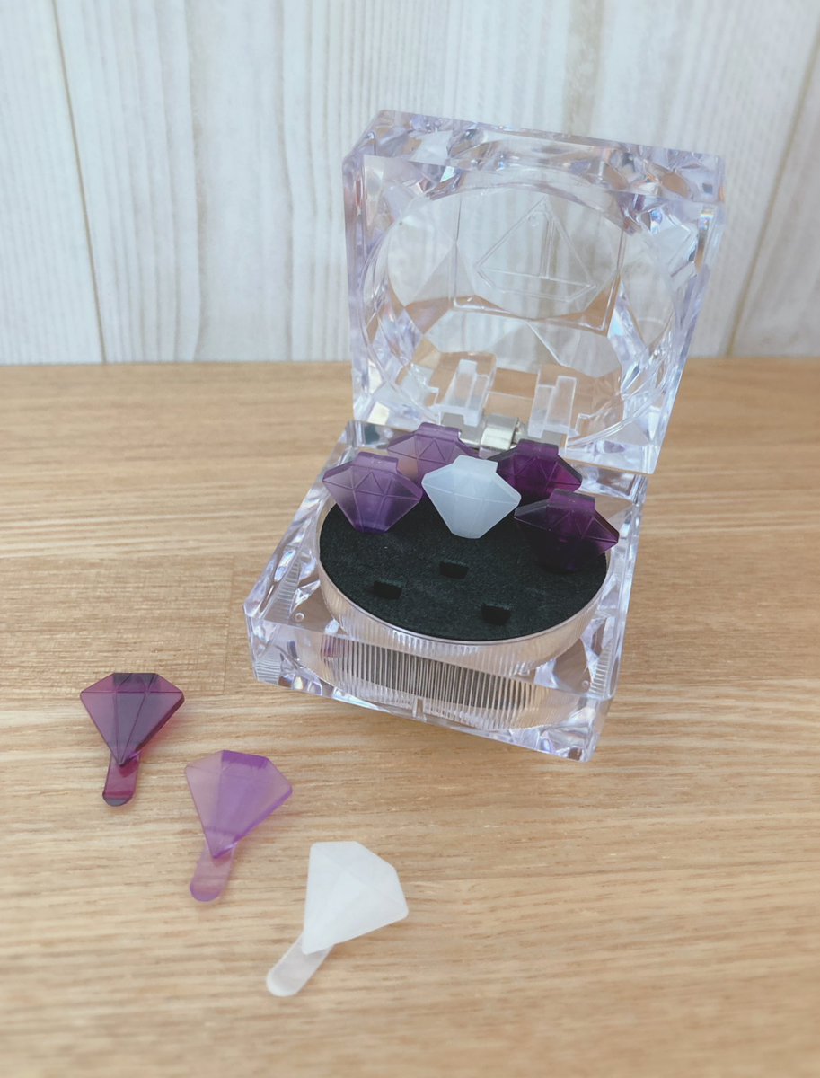 chocozerry's tweet photo. キャンドゥのジュエリーデザインクリップ💎こんなに好みど真ん中のクリップがあったの、知らなかったよ！
ケースまで凝っててキラキラで最高。あと赤もあるみたい。スポンジに刺したときの感触もいいです笑 https://t.co/msSlFhkP2w