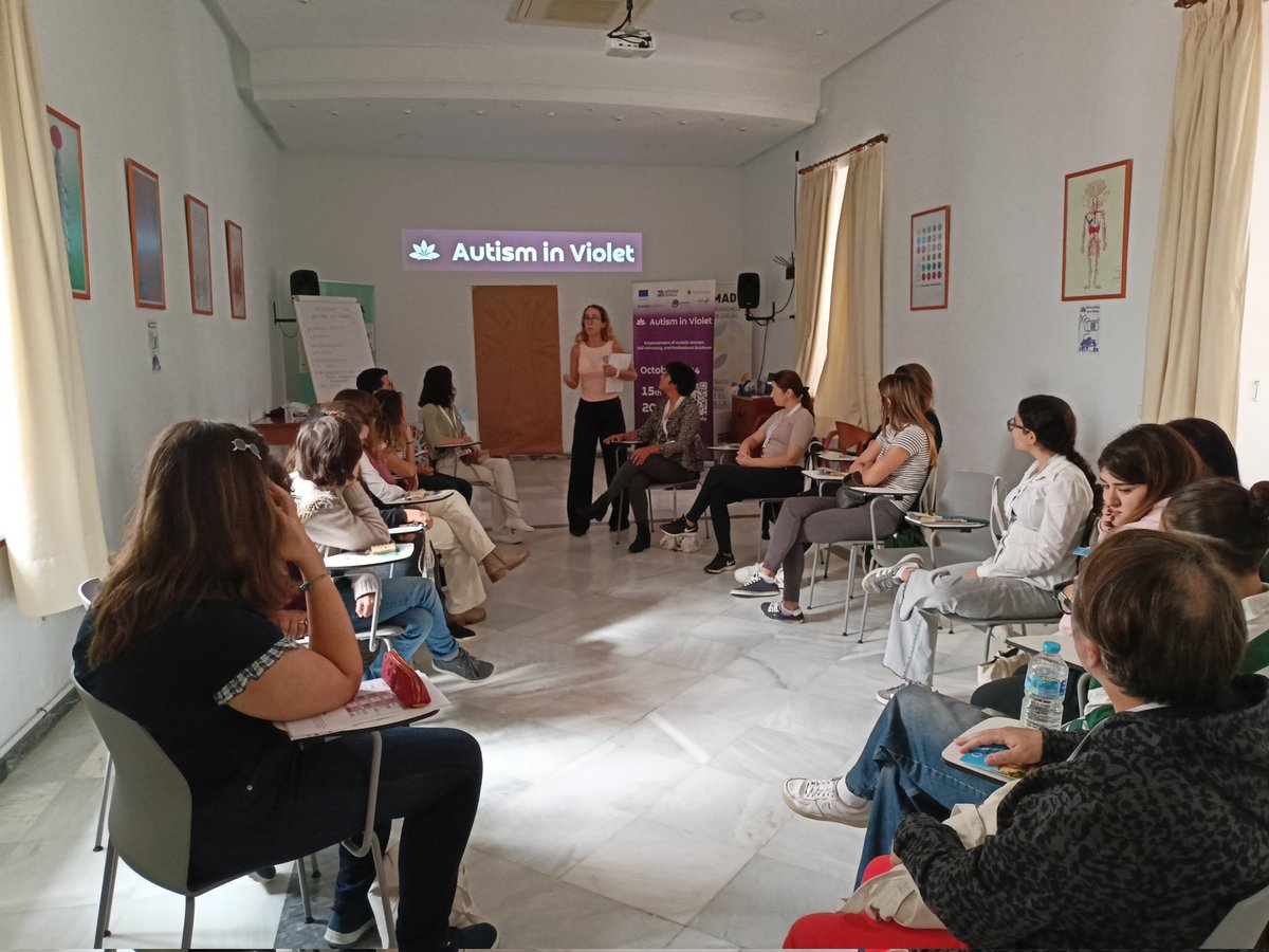 angelica_gutiez's tweet image. ⭐⭐ Para dinamizar el grupo es imprescindible que se conozcan y que puedan saber más unas de otras 🫂🫂 Las facilitadoras nos proponen diferentes juegos para aprender los nombres de las compañeras, a través de herramientas de #educaciónnoformal 🤹🏻‍♀️🤹🏻‍♀️

#ProyectosAS #ilovemyjob