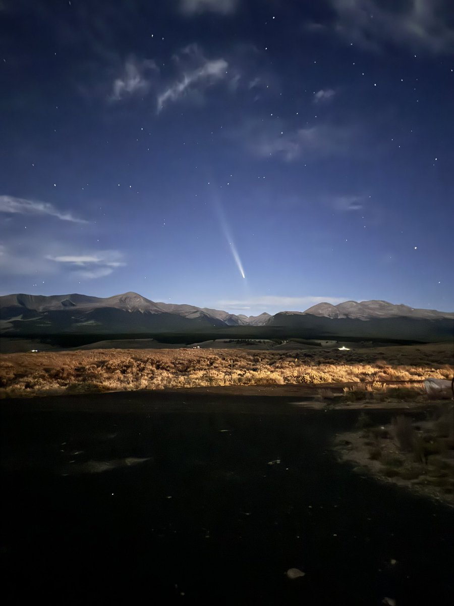 MissGardenOf's tweet photo. Captured these images of the TsuchinshanATLAS Comet from our cabin up in Leadville, CO the evening of Oct 14th 💫 #TsuchinshanATLAS #Colorado https://t.co/SvTAJn7j9Z