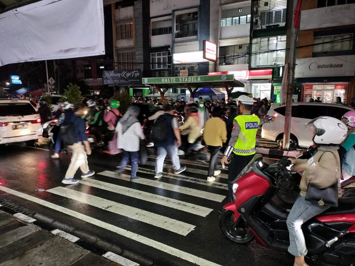 19.38 Wib Anggota Satlantas Polres Metro Depok Membantu Penyebrangan Masyarakat Di Jl.Raya Kartini Seputaran Jl.Stasiun (Stadela). Lalin Kedua Arah Cenderung Tersendat. <a href="/NTMCLantasPolri/">KorlantasPolri.Ntmc</a> <a href="/TMCPoldaMetro/">TMC Polda Metro Jaya</a> <a href="/SosmedNtmc/">sosmedNTMC</a>