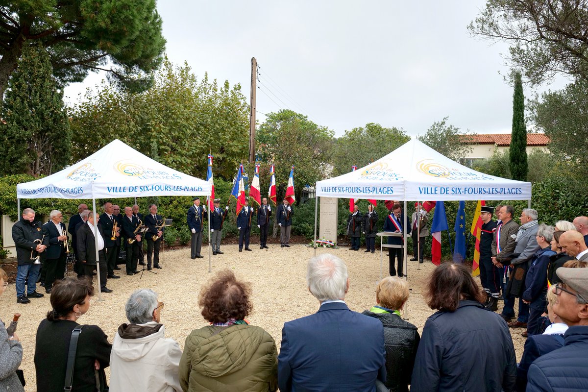 Mr le Maire a tenu à rendre hommage à #SamuelPaty devant la stèle installée à #sixfours
▶️4 ans après l'assassinat du professeur d'histoire-géographie, Monsieur le Maire a affirmé sa détermination à ne jamais céder aux obscurantistes pour défendre une certaine idée de la France.