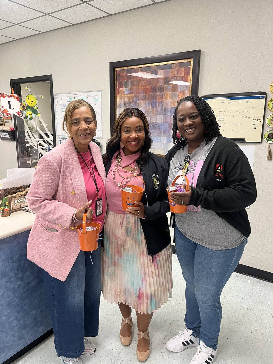 🎃👻🧡Spooktacular Bosses 🎃👻🧡
Happy Bosses Day! <a href="/GarciaLeza_AISD/">Garcia-Leza Primary</a> <a href="/shinebrightPat/">Mrs. Patterson</a>