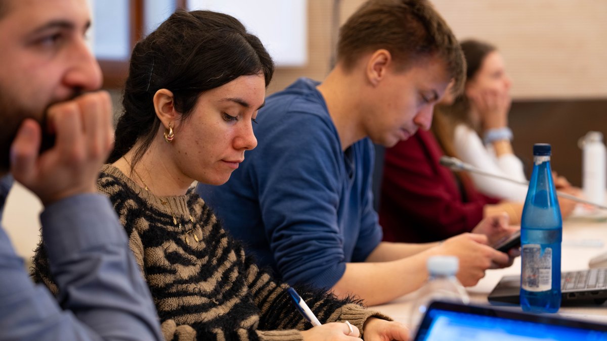 European University Institute (@eui_eu) on Twitter photo Great insights shared at today’s <a href="/EUI_MWProgramme/">Max Weber Programme</a> workshop on the interaction between #journalists & #academics. 📚🗞️
🗣️ Journalist <a href="/floragaramvolgy/">Flora Garamvolgyi</a> & <a href="/rscholtalbers/">ʀᴏᴇʟᴀɴᴅ scʜᴏʟᴛᴀʟʙᴇrs</a>, Interim Head of EUI Communications Service, explored how researchers can reach broader audiences through #media. Great insights shared at today’s <a href="/EUI_MWProgramme/">Max Weber Programme</a> workshop on the interaction between #journalists & #academics. 📚🗞️
🗣️ Journalist <a href="/floragaramvolgy/">Flora Garamvolgyi</a> & <a href="/rscholtalbers/">ʀᴏᴇʟᴀɴᴅ scʜᴏʟᴛᴀʟʙᴇrs</a>, Interim Head of EUI Communications Service, explored how researchers can reach broader audiences through #media.