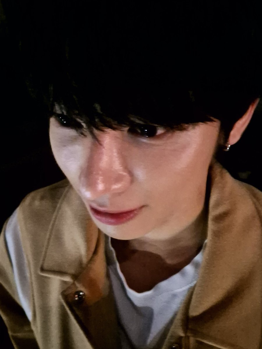 [241016] weverse dm 🐿️💬

🐿️ since we need to wait till 12am
🐿️ and it’s boring to just wait
🐿️ here are pictures that soobin hyung just took