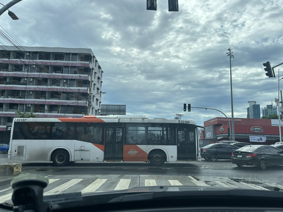 Maricila's tweet photo. @OficialMiBus este es el tema cada mañana en el cruce de vía España con vía Porras y esto es lo que hacen sus operarios … por qué respetar que hay otros que necesitan pasar? https://t.co/XWSXWIE3lz