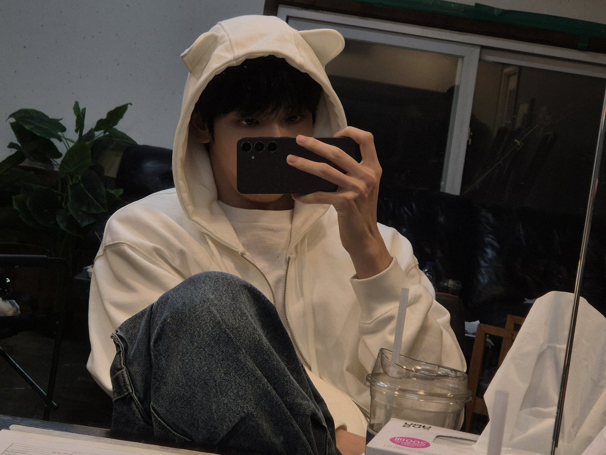 translatingTXT's tweet photo. [241016] weverse dm 🐰💬

🐰 i bought a cute zip up hoodie https://t.co/EnO15ihkm4