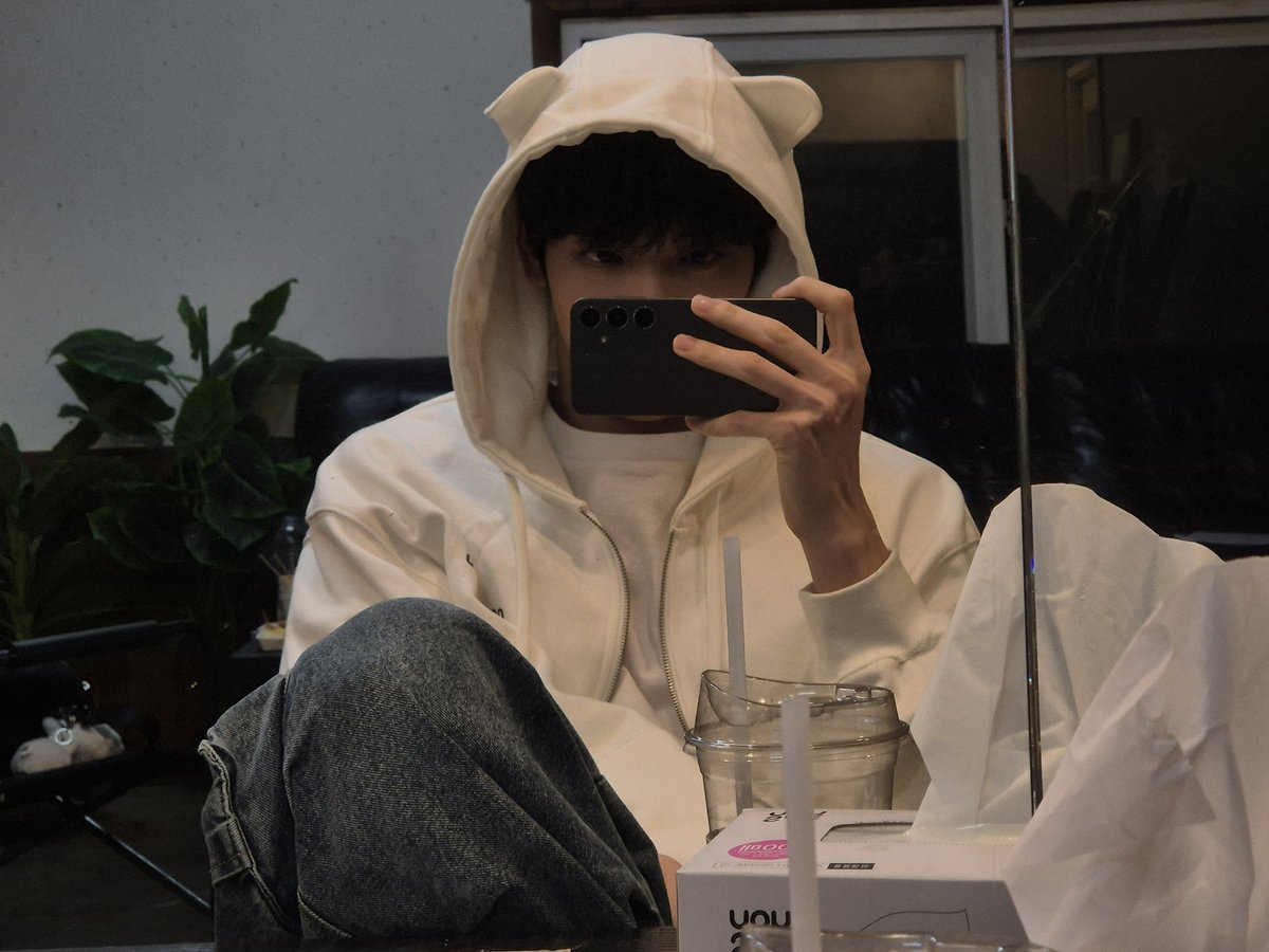 translatingTXT's tweet photo. [241016] weverse dm 🐰💬

🐰 i bought a cute zip up hoodie https://t.co/EnO15ihkm4