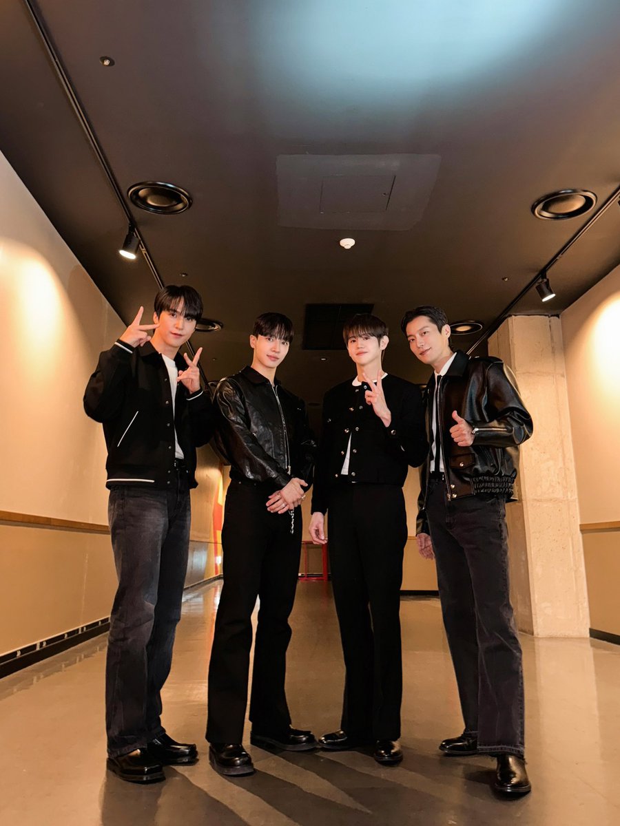 Highlight_AUent's tweet photo. [📸] 하이라이트: 라이츠 고 온, 어게인 인 시네마 - CGV 용산 무대인사

기쁜 날, 기쁜 소식, 기쁜 만남💙💛💚💜
행복을 이루는 세 가지 기쁨이 한데 모인 오늘!
우리들의 이야기가 펼쳐지는 곳,
아름답게 빛나는 라이트&뷰티 안에서 오늘도 맑음🌹💡

#HIGHLIGHT_15TH_ANNIVERSARY
#하이라이트라이츠고온어게인인시네마 
#하이라이트 #HIGHLIGHT
#비스트 #BEAST
#윤두준 #YOONDUJUN
#양요섭 #YANGYOSEOP
#이기광 #LEEGIKWANG
#손동운 #SONDONGWOON