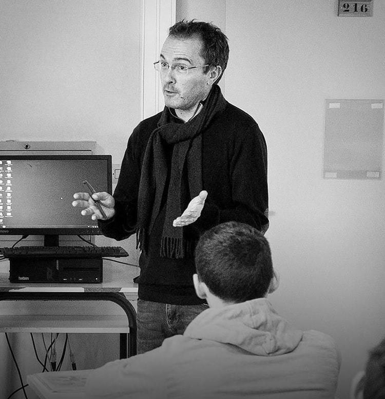 Il y a 4 ans, jour pour jour, Samuel Paty était victime du terrorisme islamiste. 

N'oublions jamais.