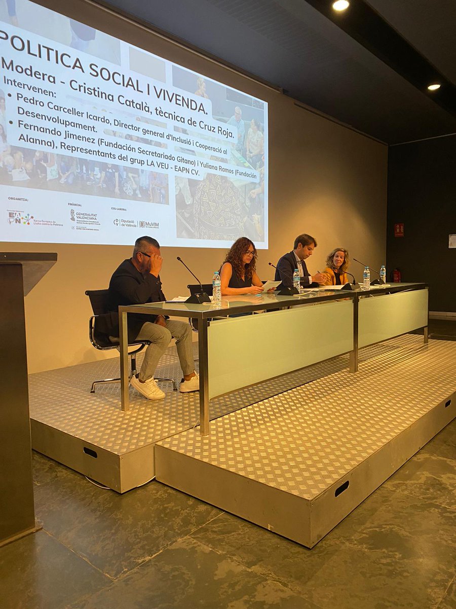 xarxaeapncv's tweet image. Yuli d&apos;@alannaasoc i Fernando de @gitanos_org_CV dialoguen amb @PedroCarceller de la @GVAIgualtat sobre Política Social. 
Presentem a l&apos;administració les nostres propostes i les preguntes pendents. 

La nostra veu és important i per això estem ací. 

Gràcies a totes i tots😊