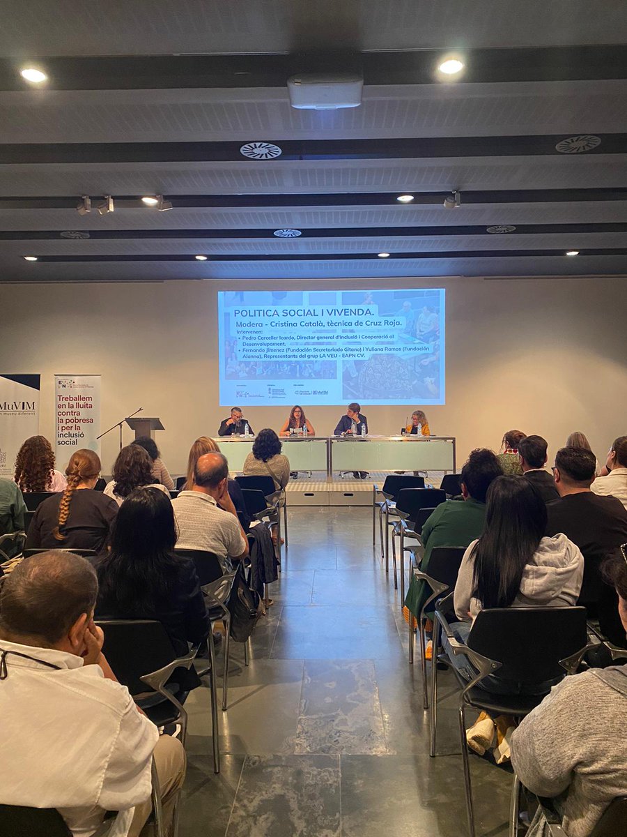 xarxaeapncv's tweet image. Yuli d&apos;@alannaasoc i Fernando de @gitanos_org_CV dialoguen amb @PedroCarceller de la @GVAIgualtat sobre Política Social. 
Presentem a l&apos;administració les nostres propostes i les preguntes pendents. 

La nostra veu és important i per això estem ací. 

Gràcies a totes i tots😊