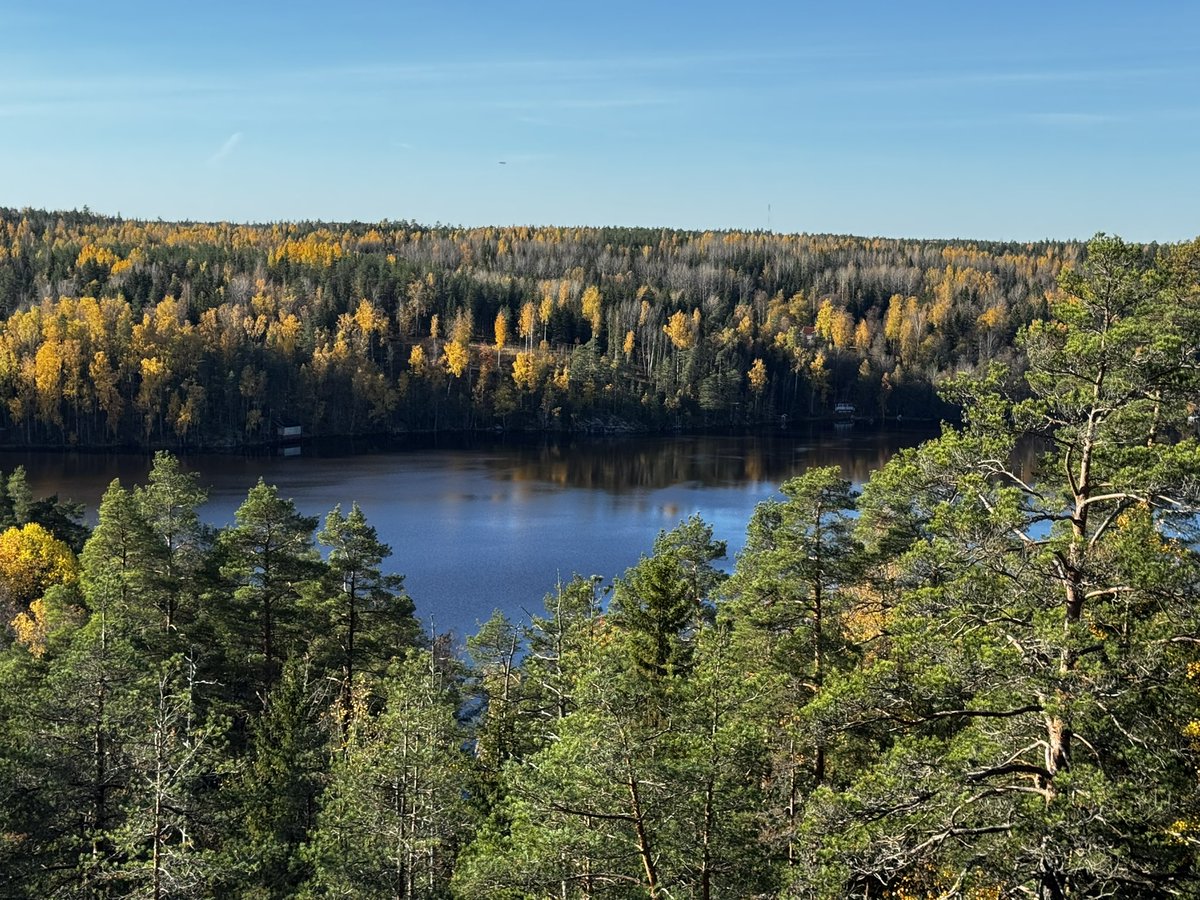 Ihmisen pitäisi elää, olla ja oleskella tällaisissa maisemissa ihan joka päivä. Ei vain syyslomalla😉Katsoin haltioituneena, kun joku naisporukka meloi kajakilla keskellä maagista maisemaa. Ehkä jonakin päivänä minäkin pääsen toteuttamaan tuon unelman.#Nuuksio #Espoo #Finland