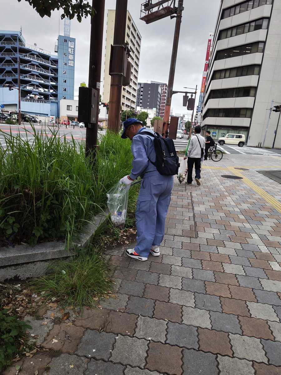 hoyukai176338's tweet photo. #道路ふれあい月間（8月でした）での道路清掃活動の残りの区間、大分地域の清掃活動及び道路施設点検 を行いました。
顕徳町老人クラブ  #ゼウスクラブ 、#JR九州、#OITAcity の勇士の方々と一緒に #国交省大分 の事務所の職員や #豊友会 メンバーも気持ちの良い汗をかきました。
#道守大分会議
#VSP https://t.co/RfxMPhVtlr