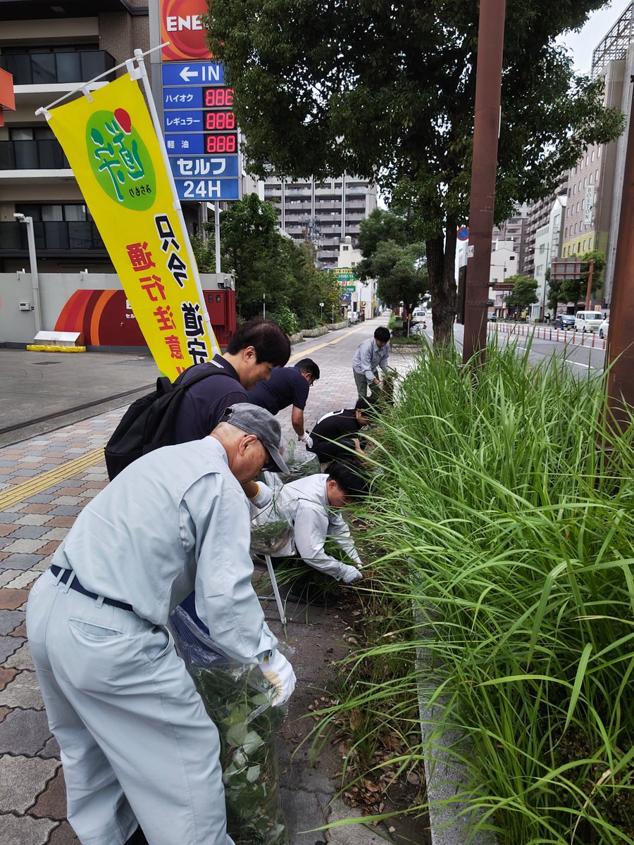 hoyukai176338's tweet photo. #道路ふれあい月間（8月でした）での道路清掃活動の残りの区間、大分地域の清掃活動及び道路施設点検 を行いました。
顕徳町老人クラブ  #ゼウスクラブ 、#JR九州、#OITAcity の勇士の方々と一緒に #国交省大分 の事務所の職員や #豊友会 メンバーも気持ちの良い汗をかきました。
#道守大分会議
#VSP https://t.co/RfxMPhVtlr