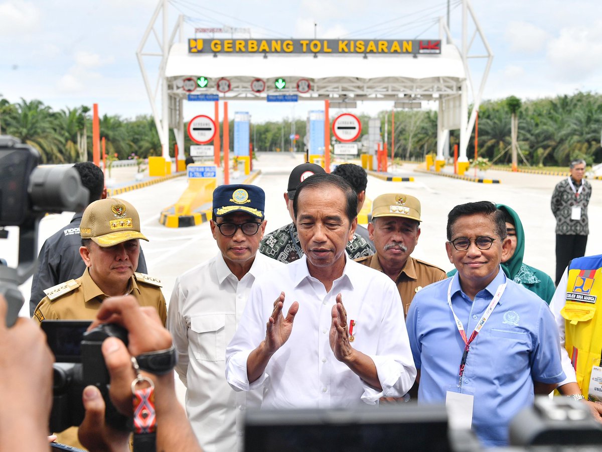 Hari ini, saya meresmikan tol Betung-Tempino seksi 3 Bayung Lencir-Tempino di Jambi dan tol Indrapura-Kisaran seksi 2 Lima Puluh-Kisaran di Sumatra Utara.

Kedua tol ini adalah bagian dari upaya pemerintah mempercepat pembangunan infrastruktur Trans Sumatera. Saya berharap