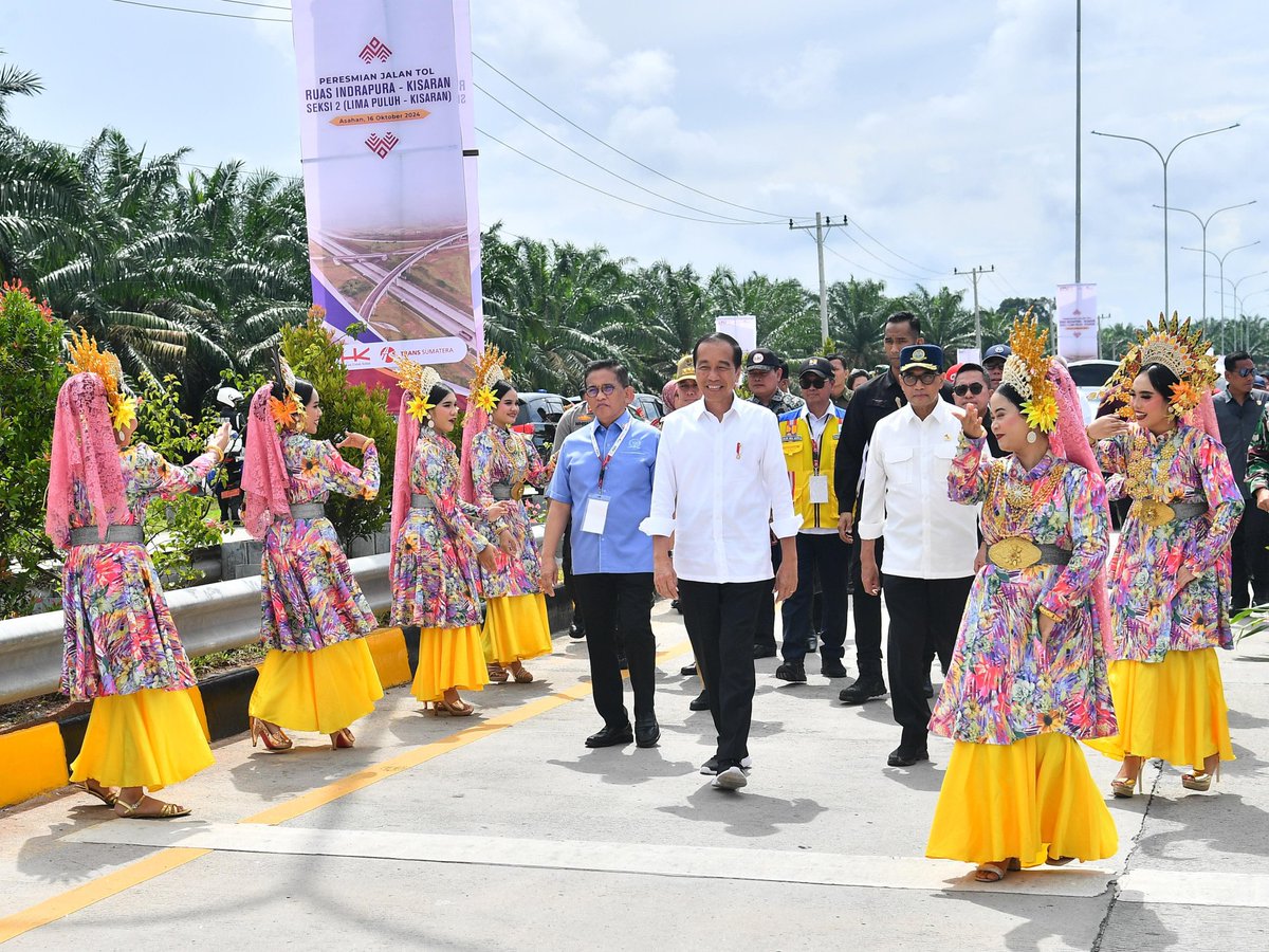 jokowi's tweet photo. Hari ini, saya meresmikan tol Betung-Tempino seksi 3 Bayung Lencir-Tempino di Jambi dan tol Indrapura-Kisaran seksi 2 Lima Puluh-Kisaran di Sumatra Utara.

Kedua tol ini adalah bagian dari upaya pemerintah mempercepat pembangunan infrastruktur Trans Sumatera. Saya berharap infrastruktur ini dapat mempercepat mobilitas orang dan barang, serta meningkatkan daya saing ekonomi daerah.

***
Foto: Vico - Biro Pers Sekretariat Presiden
Lokasi: Gerbang Tol Kisaran, Kabupaten Asahan, Provinsi Sumatra Utara. Rabu, 16 Oktober 2024.