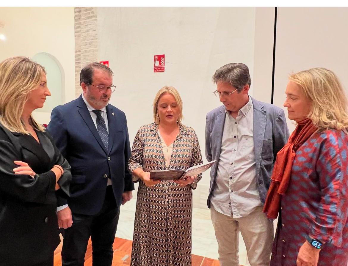 MacarenaOneill's tweet photo. Mil veces gracias  @MariMarBlanco_  por dar voz a millones de españoles q estamos con las víctimas del terrorismo. Eres ejemplo de dignidad.
Feliz x estar contigo en la presentación del cómic Manos Blancas ayer en #Carmona con @JuanAvilaCARMO @AliciaGarcia_Av y @PP_JavierArenas https://t.co/bSSqozIXPj