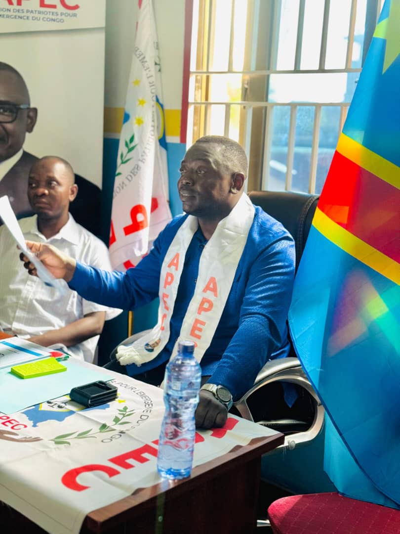 Apec_rdc's tweet photo. À son arrivée à Kinshasa, le secrétaire général de l'APEC a présidé trois réunions essentielles.
Dans son discours, il a annoncé l'organisation d'un café politique prévu d'ici la fin du mois et a fourni des orientations pour garantir le bon fonctionnement du parti. https://t.co/QnJ3xe0GXQ