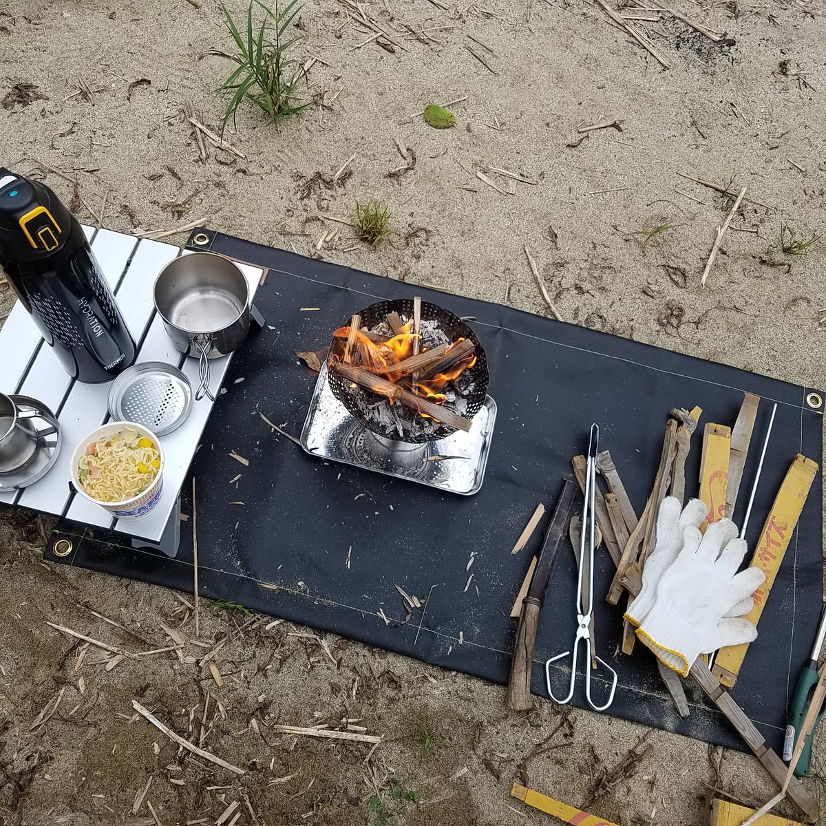 FUJIMARU512's tweet photo. 前から興味のあった焚き火をやってみた。
お湯を沸かしてシーフードヌードルとコーヒー。
とても楽しかった。
#焚き火　#デイキャンプ　#ソロキャン　#夏井川キャンプ場 https://t.co/hxRa89hyXH