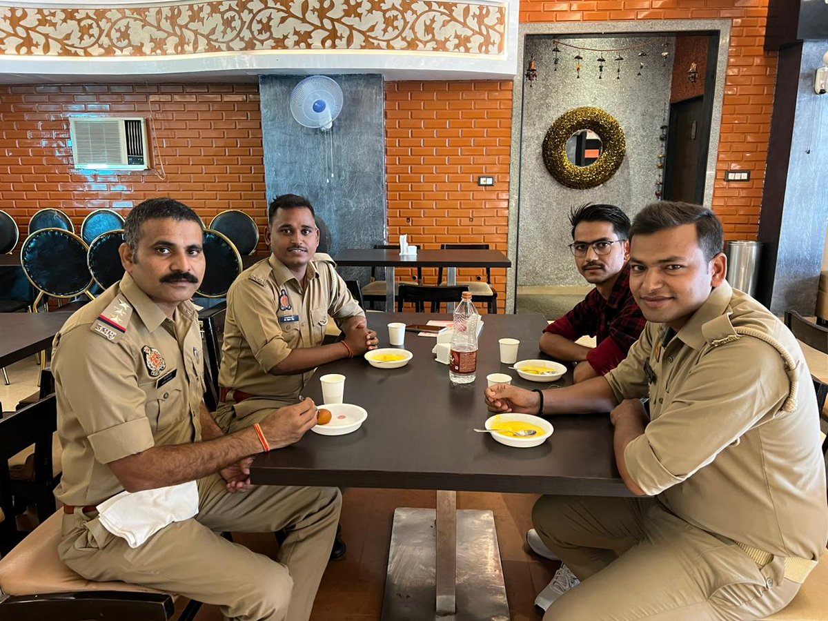 vikramveersingh's tweet image. @DharmrajUpadh12 सर के साथ आज सुल्तानपुर में।🙏🙏