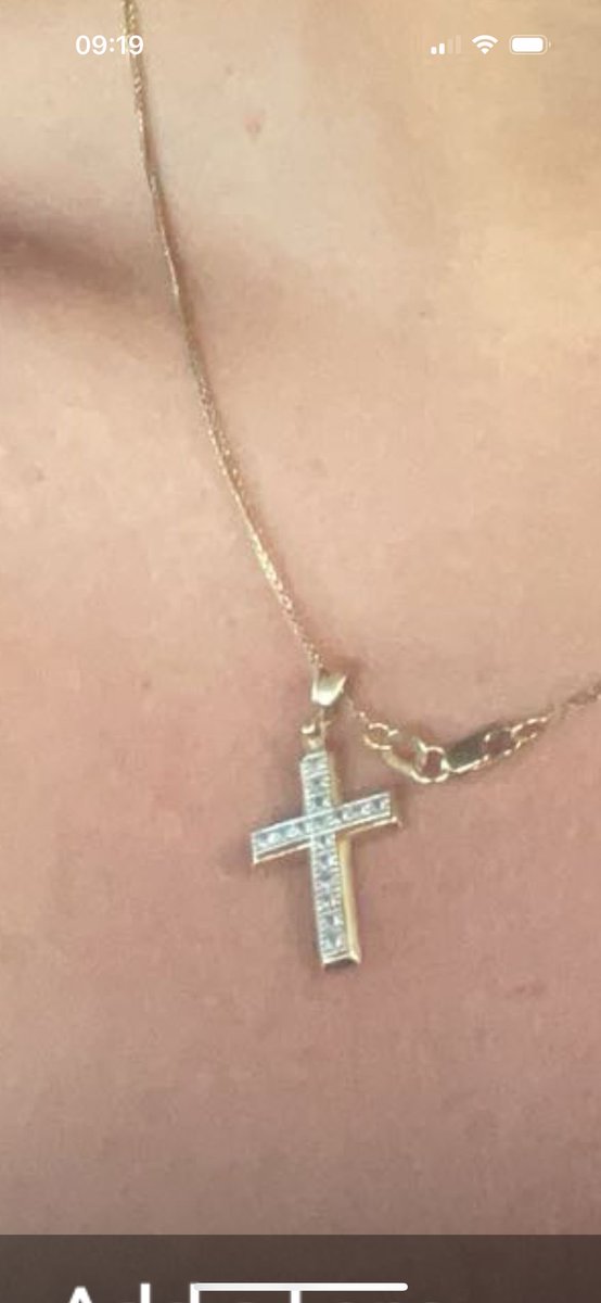 Hello ⁦<a href="/twickerati/">twickenham tweets</a>⁩ - this very precious cross has been lost - possibly around King Street area / walking from station. Have you seen? It’s a very special gift from a grandparent. Please share and get in touch if found. Huge thank you.