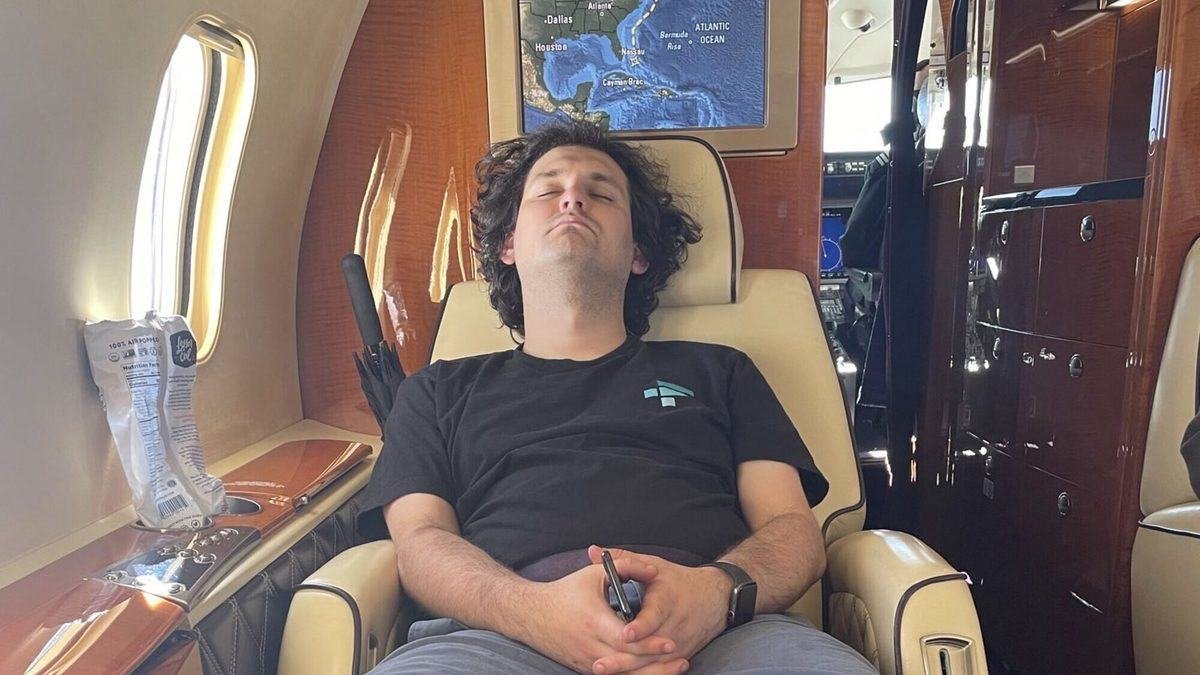 _PPMan_'s tweet photo. On my way to Lisbon
Can't wait to meet with all the apes 🔥🔥🔥🔥 https://t.co/RPoWsDB5JC