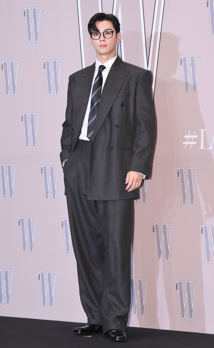 YSL's tweet image. Cha Eun-Woo wearing Saint Laurent at the W Korea Breast Cancer Awareness event

#YSL #YvesSaintLaurent #SaintLaurent #ChaEunWoo #WKorea