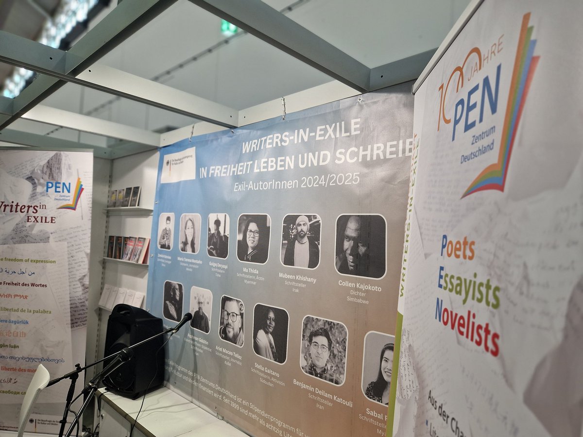 Besuchen Sie uns auf der #FrankfurterBuchmesse (Halle 3.1, Stand K73)! Der PEN Deutschland lädt Sie herzlich zu einem spannenden &amp; abwechslungsreichen Programm ein, das die Freiheit des Wortes in den Mittelpunkt stellt. #fbm24
Zu unserem Messe-Programm 👇
pen-deutschland.de/das-pen-zentru…