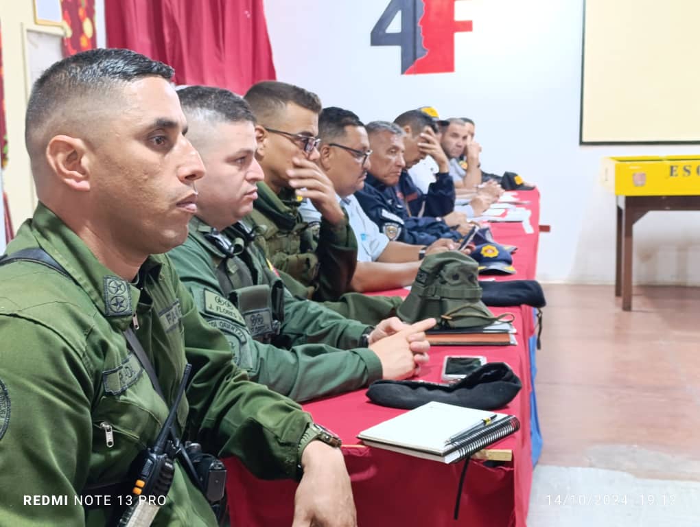 RSuarezPSUV's tweet photo. #14Oct Desde las instalaciones del fuerte Manaure de #Carora se instaló el Órgano de Defensa Integral del Mcpio Torres, el cual está presidido por la alcaldesa @lasmitverde en unión cívico militar y policial seguimos venciendo! https://t.co/veySP6w3mC