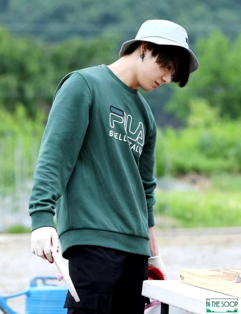 ParkJiminCart's tweet photo. WTS / LFB / BTS / PH 🇵🇭

(Onhand) Preloved Fila Biella Italia Sweatshirt⚘️

(Worn by Jungkook &amp; Taehyung on In The Soop 2)

💎 1500 php

▫️Bought for 3.1k plus
▫️Good as new, once lang nagamit
▫️Small (90) Bust 28-42 Length 25.5 in
▫️Fits S-M
▫️Official

#ParkJiminCartOnhand https://t.co/DYEP35CfyX