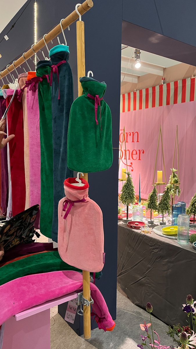 Diese schöne grüne Wärmflasche wird direkt eingetütet für Rileys nächste Bauchschmerzen ✅ Freude wollte natürlich die Pinke 🙄 #infa #infa2024