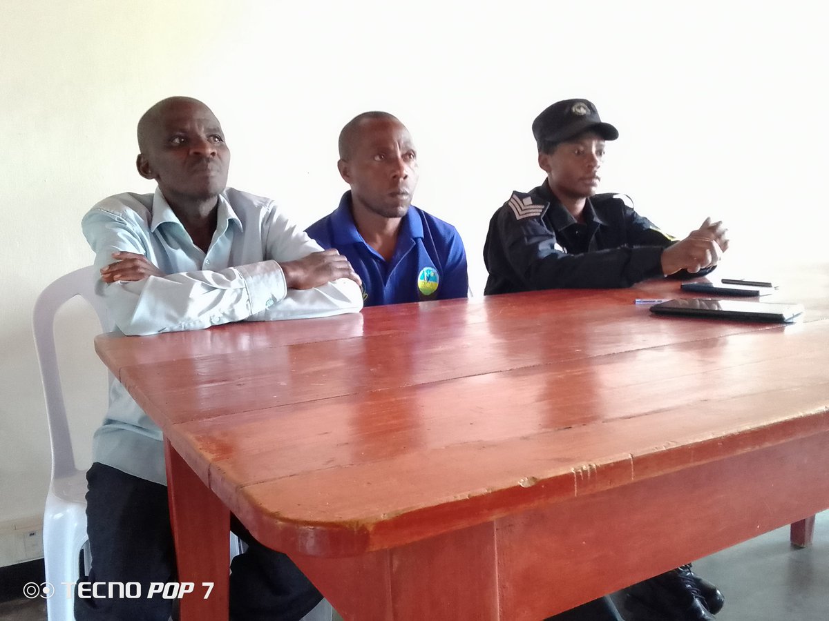 RYVCPMukoSector's tweet photo. 1/2
None kuri Uyu wa 16/10/2024
#Muko_Youth_Volunteers Twagiranye Inama na bagize Komite ya #Musanze_Ryvcp District ku rwego rw'Akarere ka Musanze ndetse na #Afande #DPCEO_Musanze_District 
Turi kwibutswa inshingano ya #RYVCP Muri Uku Kwezi kwahariwe Ibikorwa By' Ubukorerabushake https://t.co/Ix1XX7TNl5