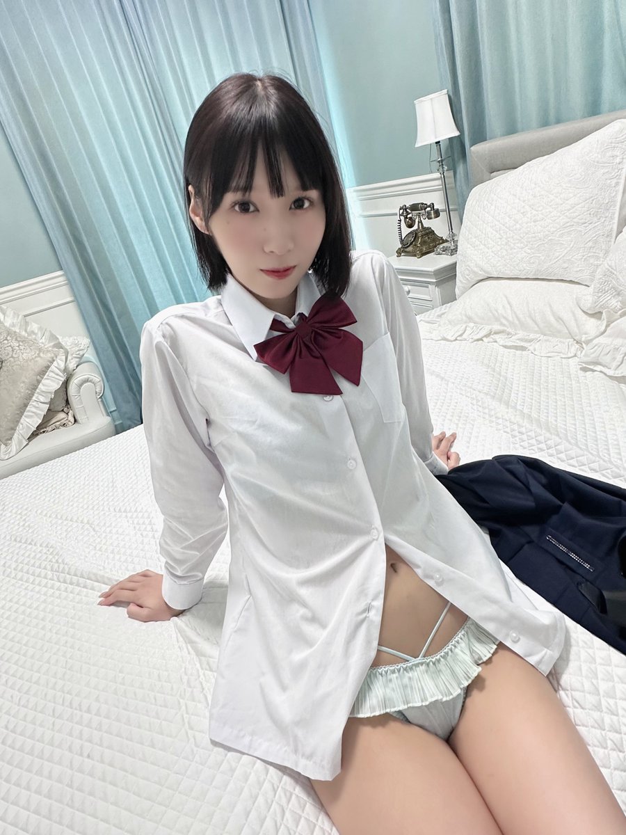 制服🫣 https://t.co/dsLXPPbIz1