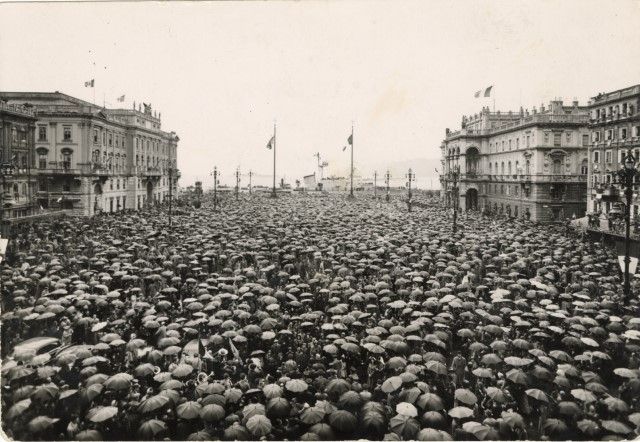 regioneFVGit's tweet photo. 🔎Settant'anni fa a #Trieste il tricolore tornava a sventolare sulla Piazza dell'Unità d'Italia, accolta dall’8º Reggimento Bersaglieri, primo Reparto ad entrare nella città, e da una folla acclamante di uomini e donne che salutavano la fine della guerra.
📷 © Adriano de Rota https://t.co/nUGaTvXkgZ
