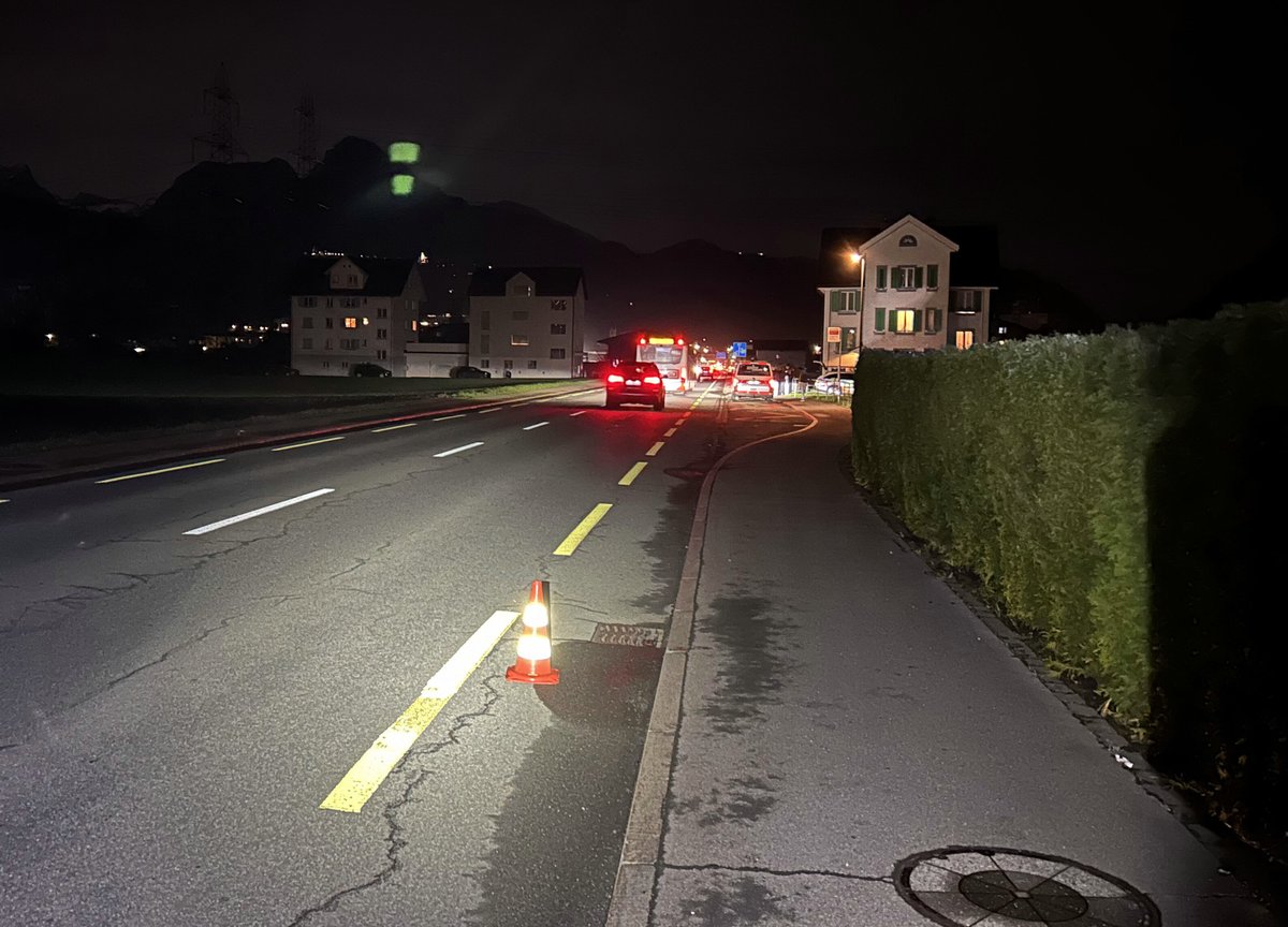 Kurz vor der Bushaltestelle Fuchsenen in Ingenbohl, Richtung Brunnen, touchierte am Dienstagabend, 15.10.2024, kurz vor 21 Uhr ein Auto einen 15-jährigen E-Scooterfahrer. Wir suchen Zeugen. Weitere Details: bit.ly/3NtiM0Y

#kaposchwyz #kantonspolizeischwyz