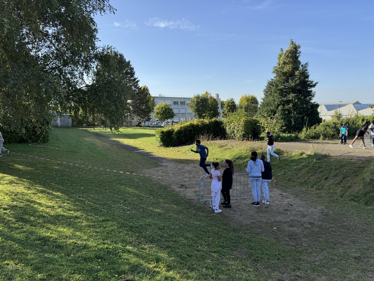 ClgThelle's tweet photo. 🏃🎖️🏃Cross du college édition 2024/2025🏃‍♀️🎖️🏃
#cross #collegeduthelle #meru #oise #education #sport #acamiens https://t.co/ngntIDuwxu