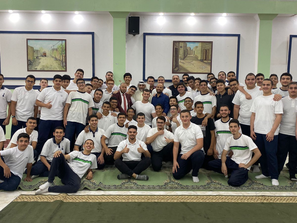 Masoud1970's tweet photo. آخر صورة لي بعد التقاعد من وزارة التربية مع طلابي في ثانوية النجاة السالمية https://t.co/kwPhdhgbJy