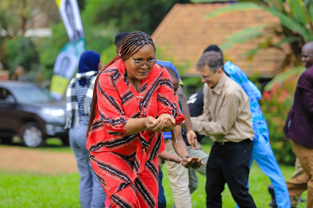 TheJNLC's tweet photo. This team-building session led by @DrGardnerRH introduced Fellows to practical ways of applying leadership concepts such as ethical self-leadership, servant leadership, transformative leadership, and communication.

#LeadershipTraining Program for #RotaryPeaceCenter https://t.co/TSnAPmgvvl