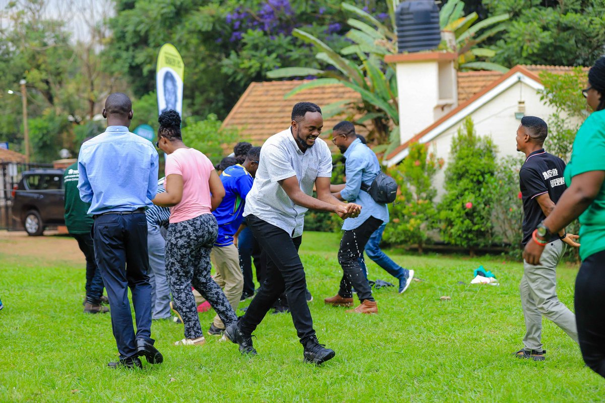 TheJNLC's tweet photo. This team-building session led by @DrGardnerRH introduced Fellows to practical ways of applying leadership concepts such as ethical self-leadership, servant leadership, transformative leadership, and communication.

#LeadershipTraining Program for #RotaryPeaceCenter https://t.co/TSnAPmgvvl