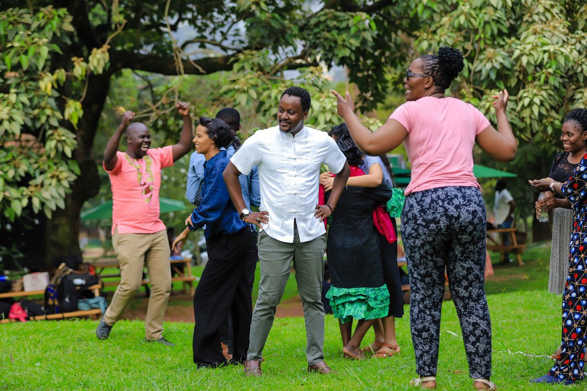 TheJNLC's tweet photo. This team-building session led by @DrGardnerRH introduced Fellows to practical ways of applying leadership concepts such as ethical self-leadership, servant leadership, transformative leadership, and communication.

#LeadershipTraining Program for #RotaryPeaceCenter https://t.co/TSnAPmgvvl