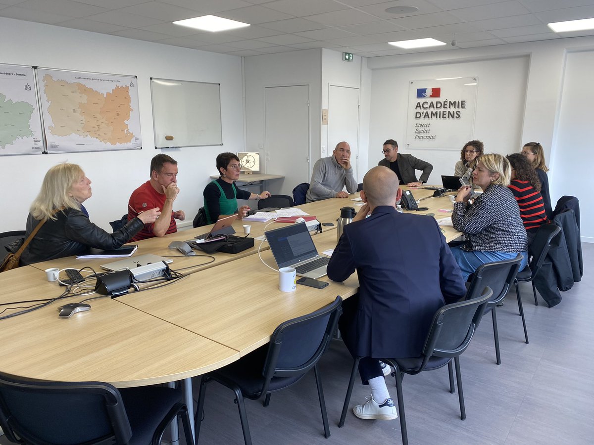 AcAmiens's tweet photo. Nouvelle réunion de l’observatoire LGBT 🏳️‍🌈 
À l’ordre du jour : réflexion sur les réponses qui peuvent être apportées à des préjugés ou propos LGBTphobes tenus par des élèves 🚫
🎯 Objectif : concevoir une ressource pour les personnels en établissement https://t.co/HI9bp6j4kB