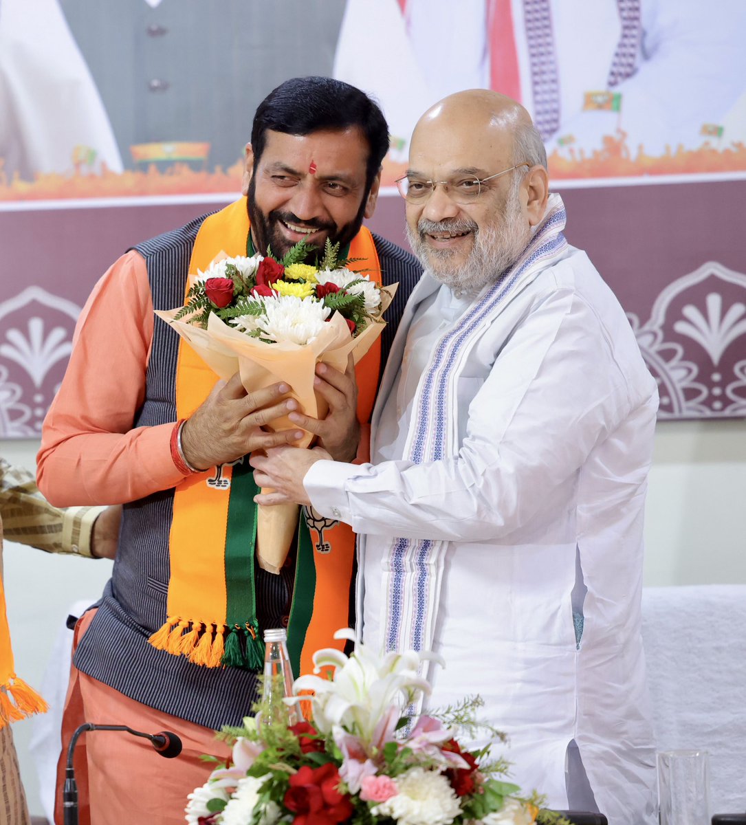 AmitShah's tweet photo. हरियाणा में भाजपा की ऐतिहासिक जीत के बाद भाजपा विधायक दल का नेता चुने जाने पर श्री @NayabSainiBJP जी को हार्दिक बधाई देता हूँ।

मोदी जी के नेतृत्व में भाजपा सरकार ने हरियाणा में जनकल्याण व सुशासन का जो नया कीर्तिमान स्थापित किया है, मुझे विश्वास है कि नायब सैनी जी इसे और गति देंगे। भाजपा की सरकार सभी वर्गों को साथ लेकर किसानों, महिलाओं, युवाओं व गरीबों के सशक्तीकरण के साथ-साथ हरियाणा को देश का सबसे विकसित प्रदेश बनाने का कार्य ऐसे ही जारी रखेगी।